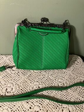 Women's Green Kiss Lock Handbag Clutch/Crossbody